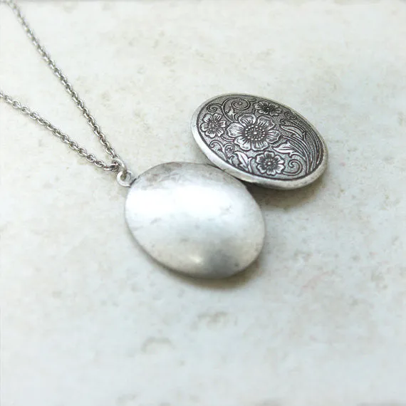 Antique style Oval Locket Necklace with leaves pattern