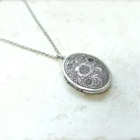 Antique style Oval Locket Necklace with leaves pattern