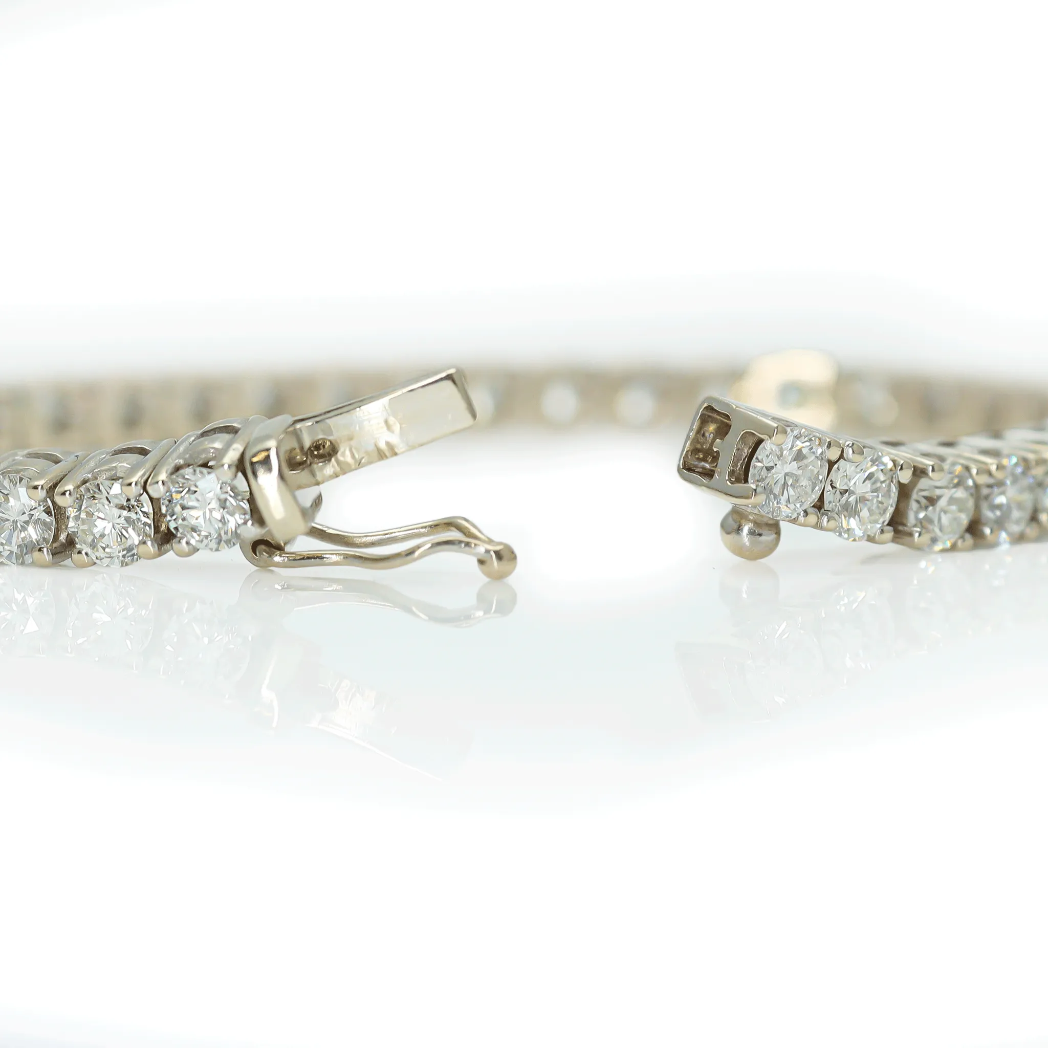 Contemporary 18 Carat White Gold Diamond Line Bracelet